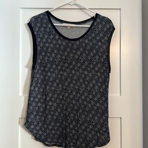 Ann Taylor Loft Navy floral tank in navy and white. Size XL.